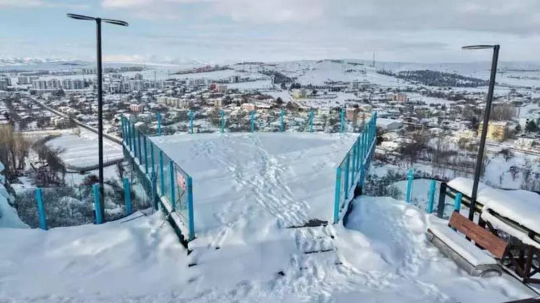 Yüzlerce metre yükseklikteki cam teras turistlerin yeni gözdesi oldu! Çevre illerden akın ediyorlar: Tarih, doğa, adrenalin... 9