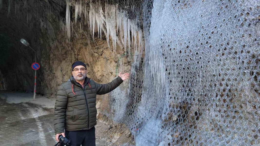Dünyanın ve Türkiye'nin en tehlikeli yolu buz kesti: 132 yılda tamamlanan 'Taş Yolu'nda kış güzelliği 3