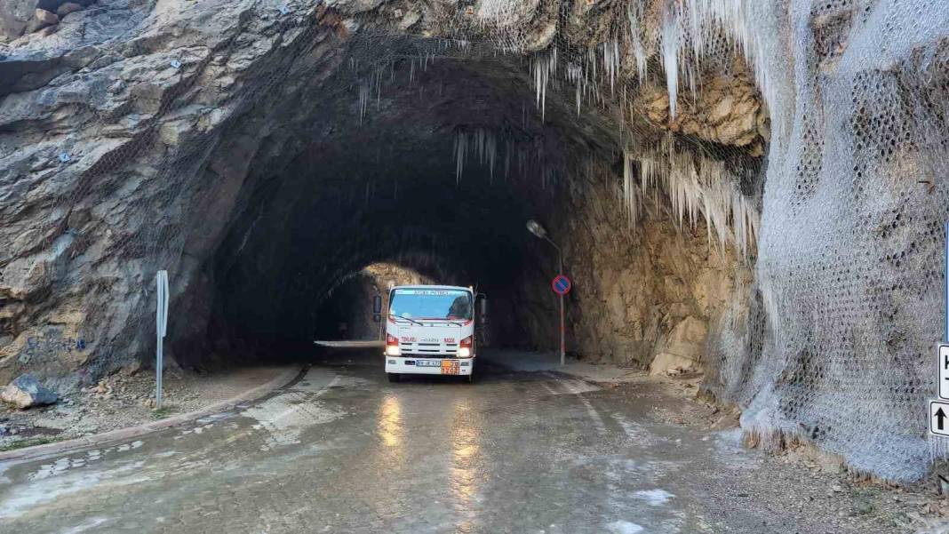 Dünyanın ve Türkiye'nin en tehlikeli yolu buz kesti: 132 yılda tamamlanan 'Taş Yolu'nda kış güzelliği 4