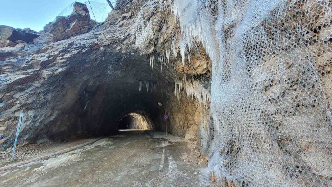 Dünyanın ve Türkiye'nin en tehlikeli yolu buz kesti: 132 yılda tamamlanan 'Taş Yolu'nda kış güzelliği 2