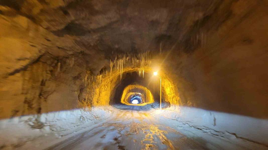 Dünyanın ve Türkiye'nin en tehlikeli yolu buz kesti: 132 yılda tamamlanan 'Taş Yolu'nda kış güzelliği 6