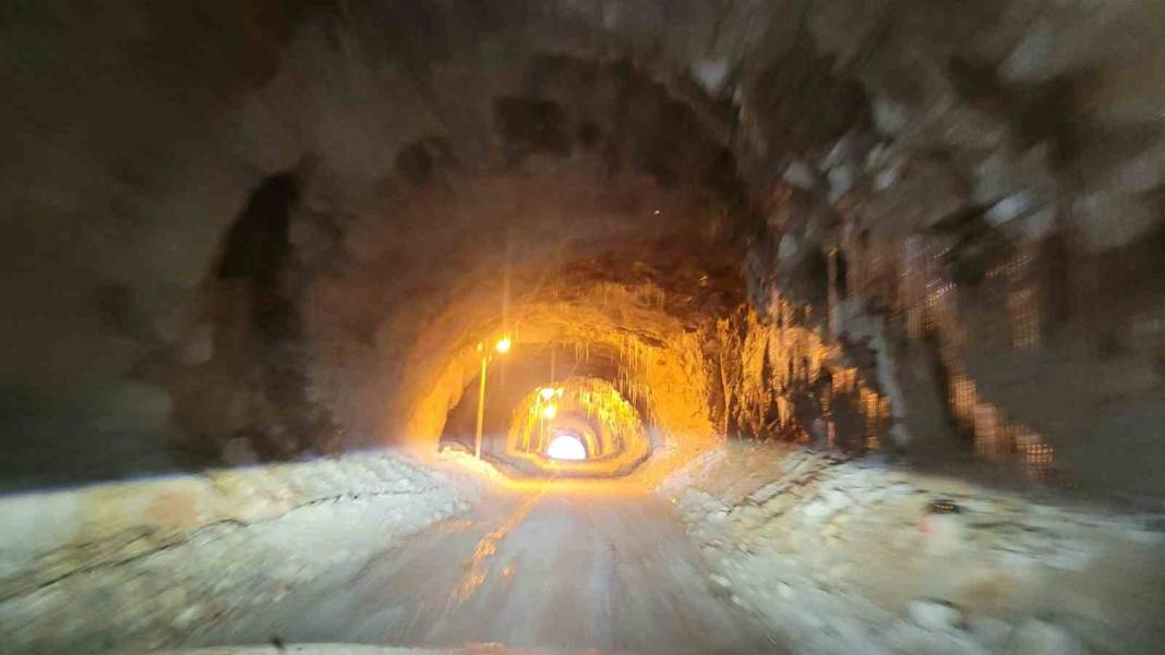 Dünyanın ve Türkiye'nin en tehlikeli yolu buz kesti: 132 yılda tamamlanan 'Taş Yolu'nda kış güzelliği 1