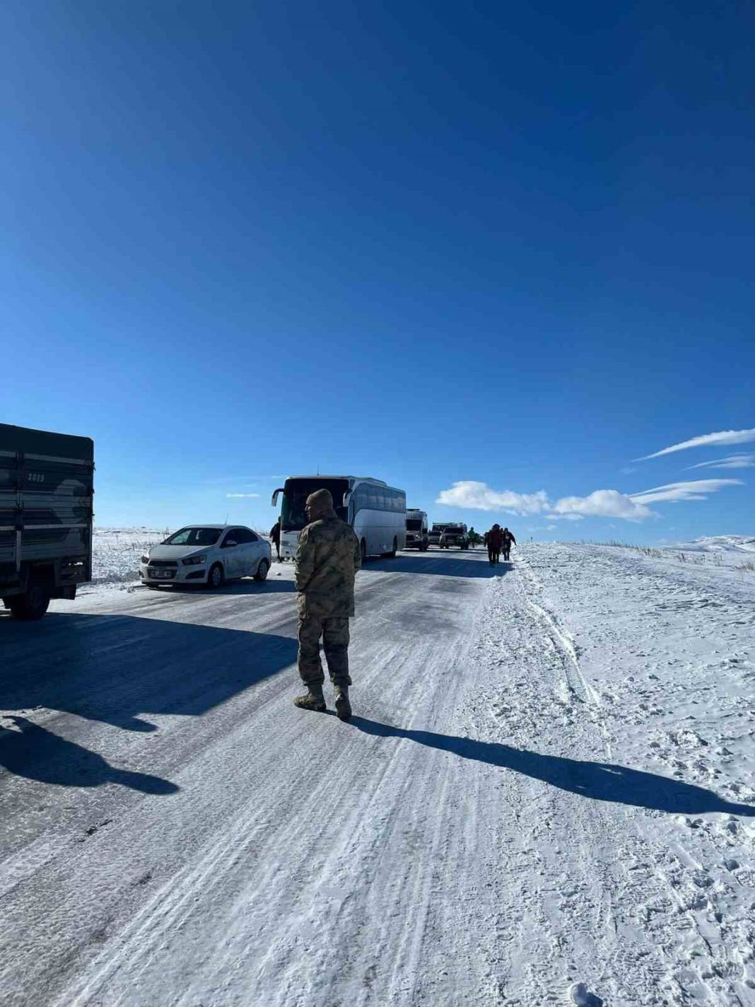 Kars-Ardahan karayolunda buz esareti: Yüzlerce araç ve yolcu mahsur kaldı! 2