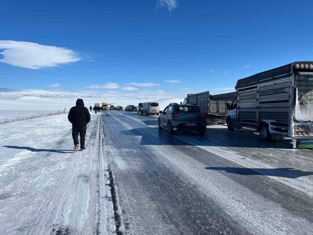 Kars-Ardahan karayolunda buz esareti: Yüzlerce araç ve yolcu mahsur kaldı! 1