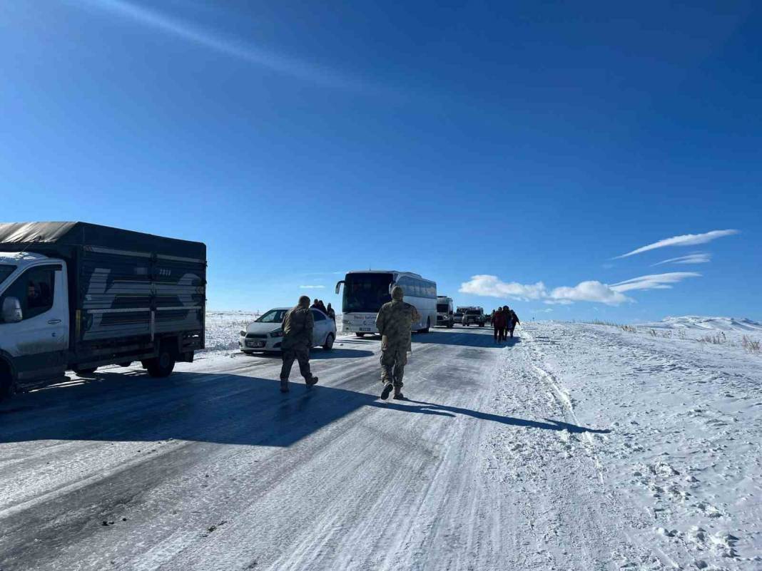 Kars-Ardahan karayolunda buz esareti: Yüzlerce araç ve yolcu mahsur kaldı! 3