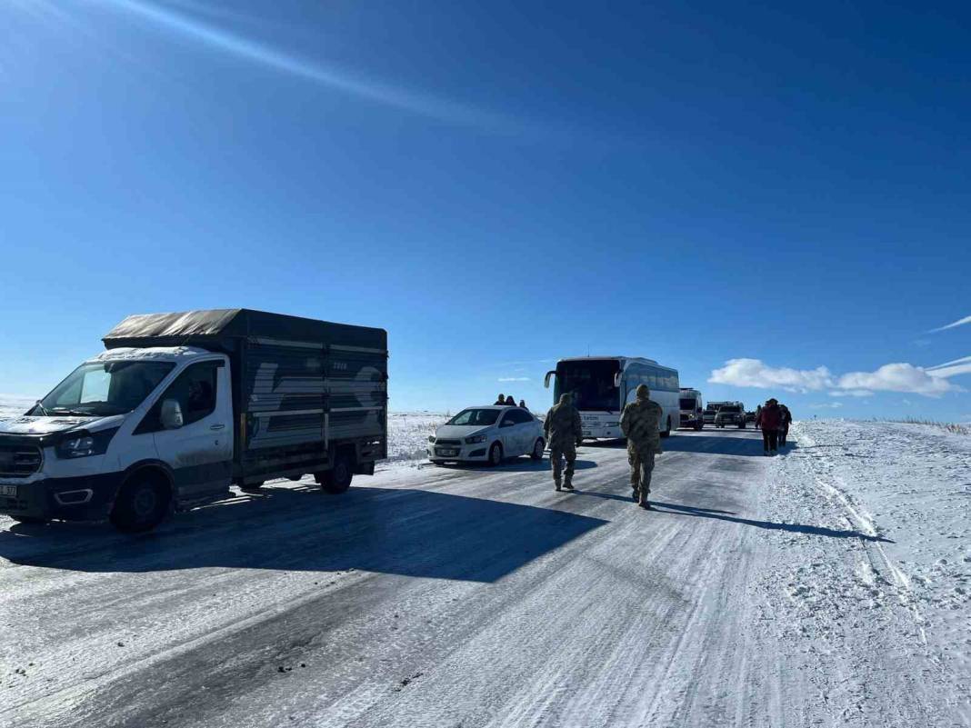 Kars-Ardahan karayolunda buz esareti: Yüzlerce araç ve yolcu mahsur kaldı! 6