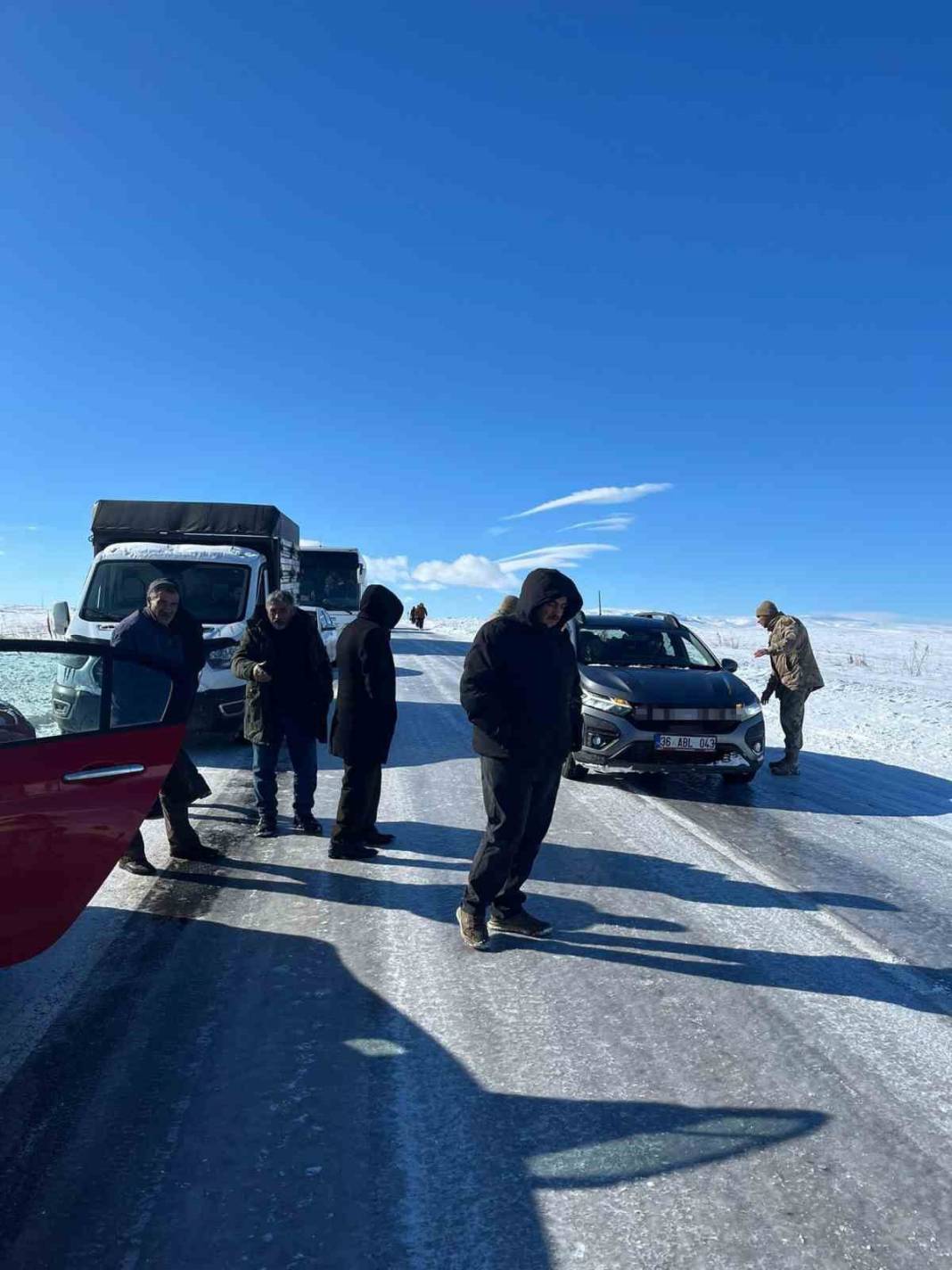 Kars-Ardahan karayolunda buz esareti: Yüzlerce araç ve yolcu mahsur kaldı! 5