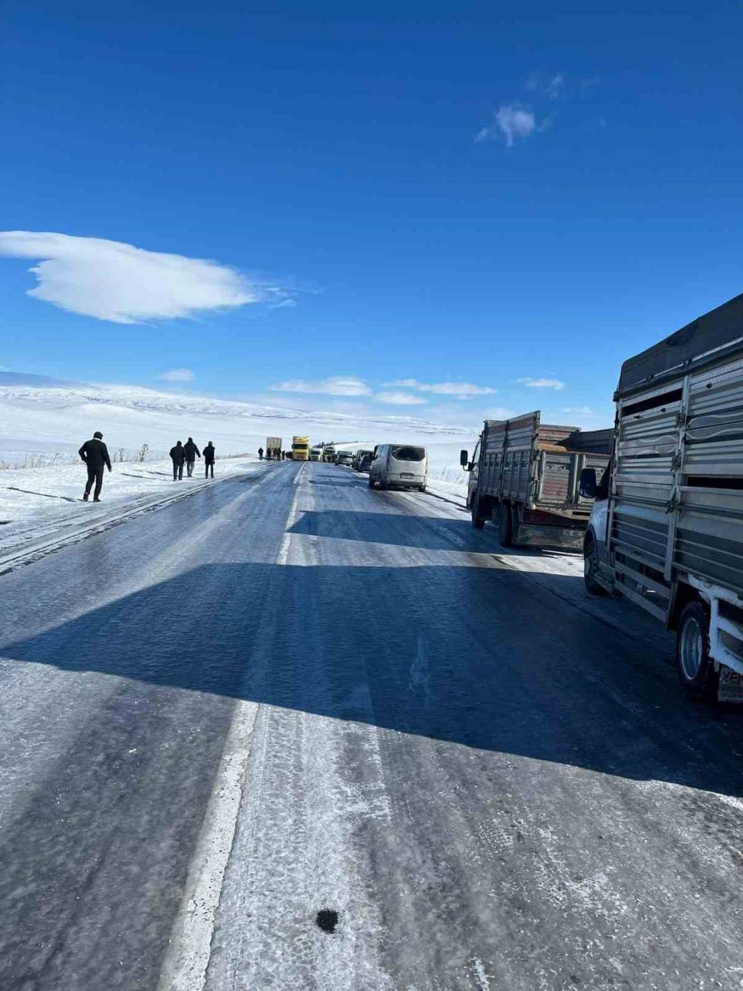 Kars-Ardahan karayolunda buz esareti: Yüzlerce araç ve yolcu mahsur kaldı! 4