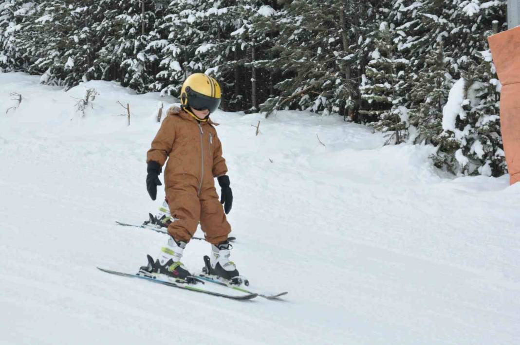 Sarıkamış’ta kristal kar şöleni: Kayakseverler sarıçam ormanlarına akın ediyor 6