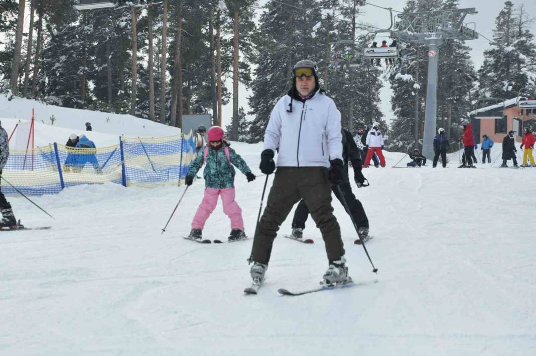 Sarıkamış’ta kristal kar şöleni: Kayakseverler sarıçam ormanlarına akın ediyor 5