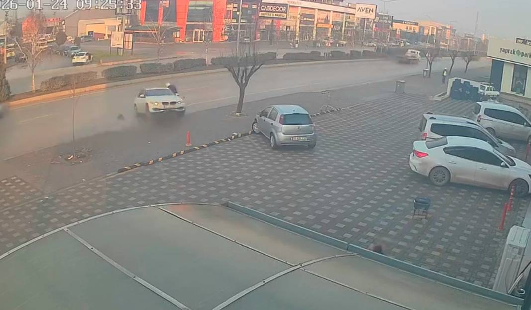 Bursa’da dehşet anları: Otomobil önce motosiklete sonra ağaca çarptı! 2
