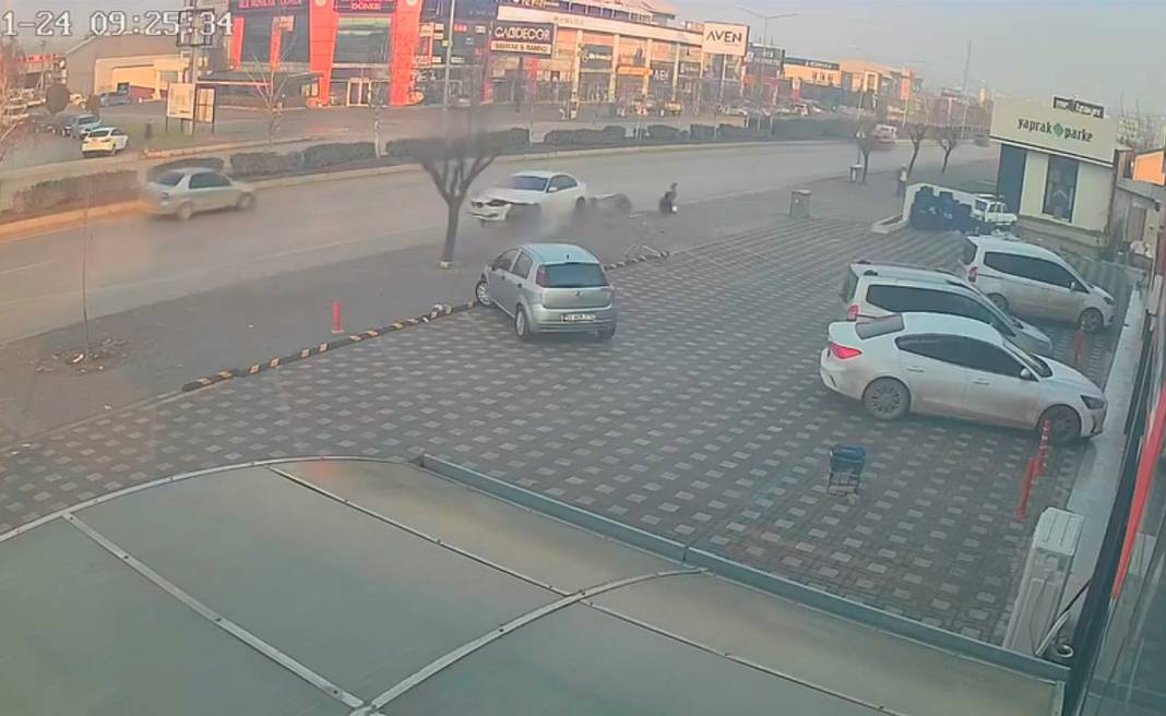 Bursa’da dehşet anları: Otomobil önce motosiklete sonra ağaca çarptı! 1