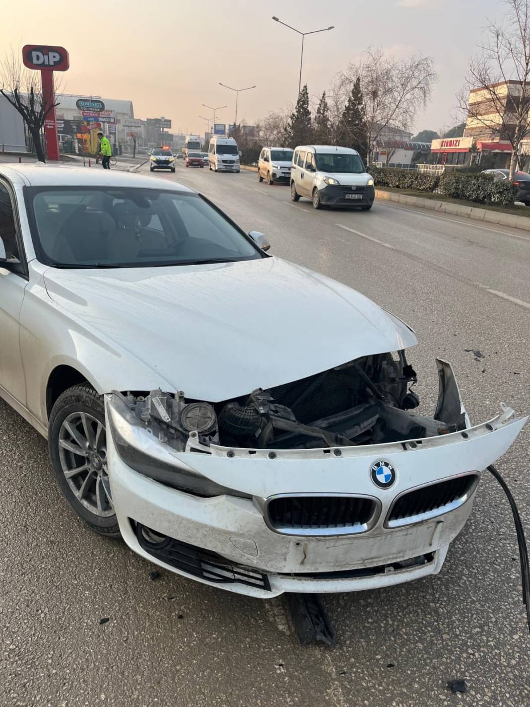 Bursa’da dehşet anları: Otomobil önce motosiklete sonra ağaca çarptı! 5