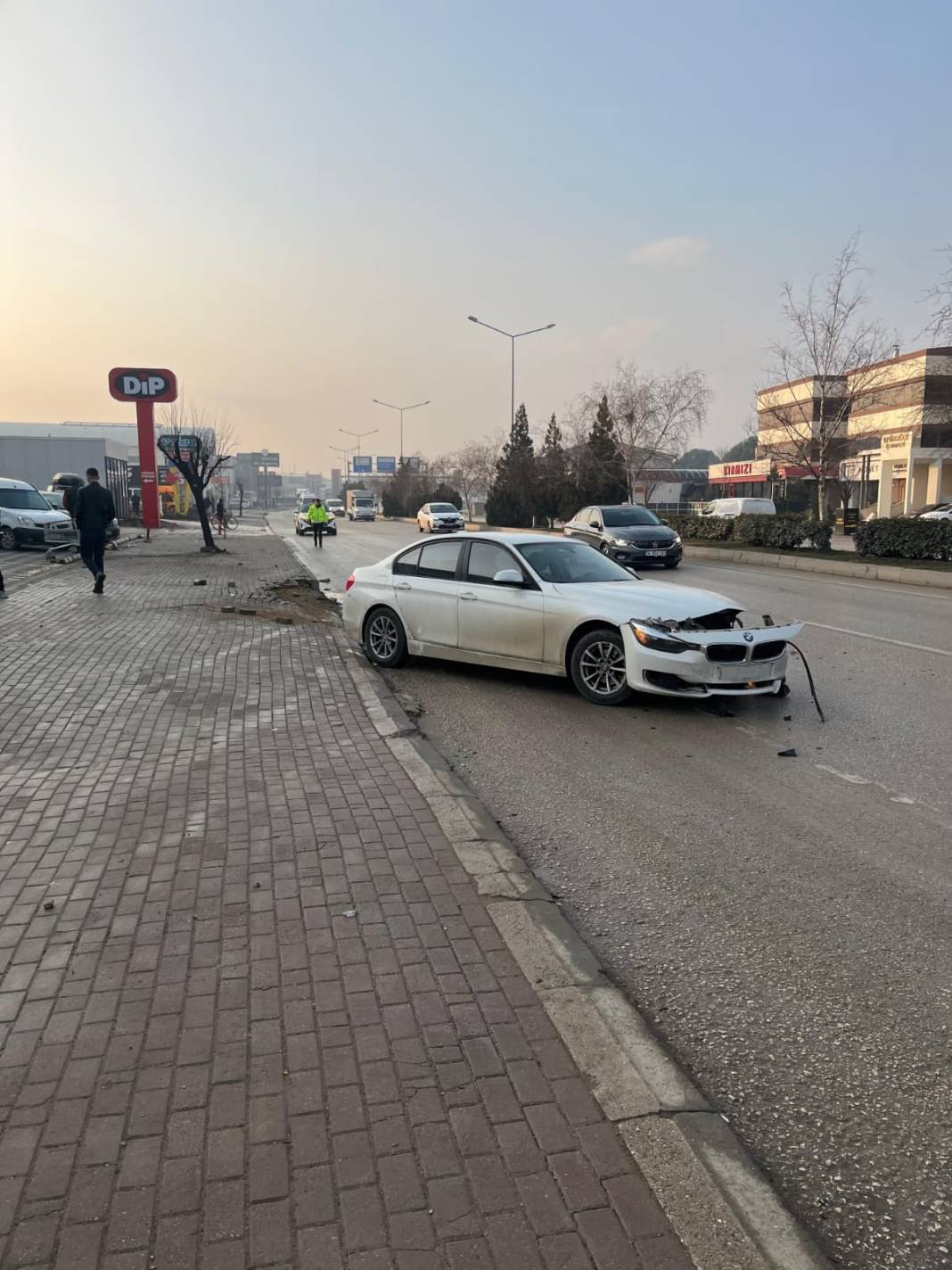 Bursa’da dehşet anları: Otomobil önce motosiklete sonra ağaca çarptı! 4