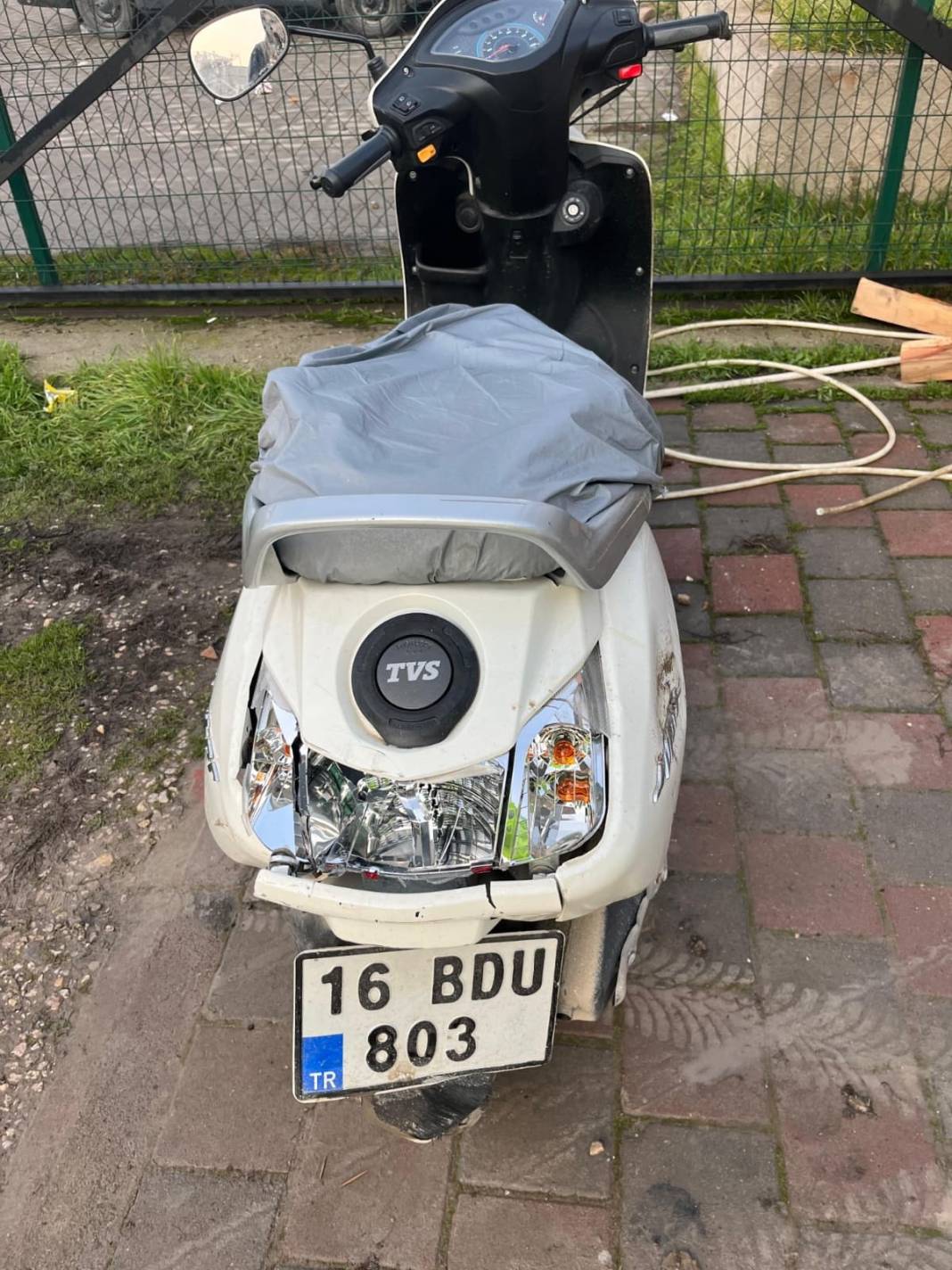 Bursa’da dehşet anları: Otomobil önce motosiklete sonra ağaca çarptı! 3