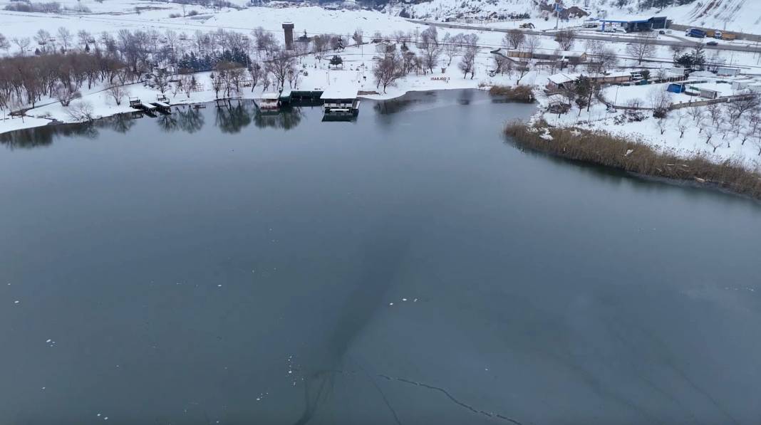 Adıyaman'da görsel şölen: Gölbaşı Gölü buz tuttu 8