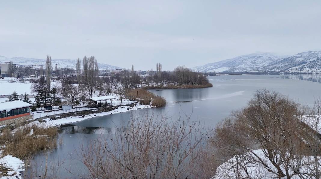 Adıyaman'da görsel şölen: Gölbaşı Gölü buz tuttu 6