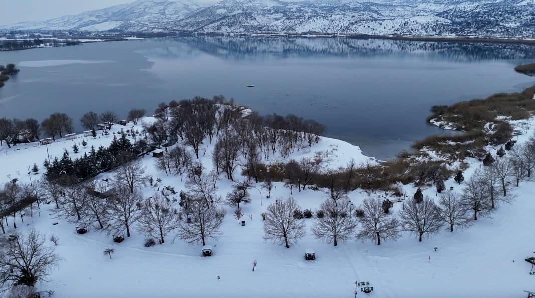 Adıyaman'da görsel şölen: Gölbaşı Gölü buz tuttu 4