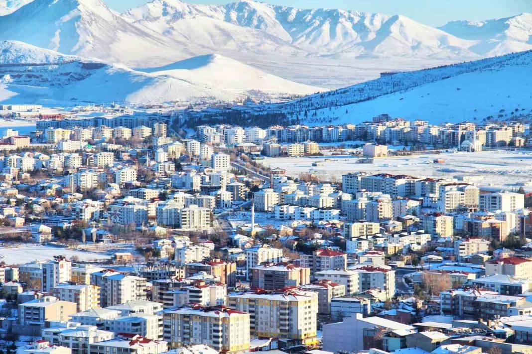 Afşin beyaz gelinliğini giydi: Kar sonrası hayran bırakan görüntüler 1