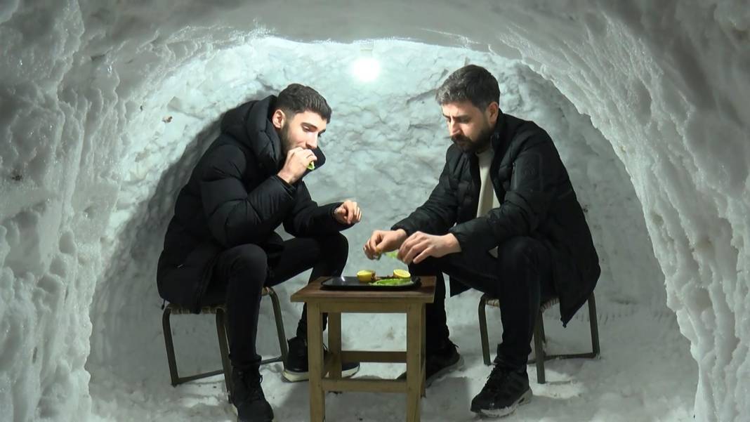 Muş’ta kar çilesi eğlenceye dönüştü: Kardan ‘iglo kafe’de çiğ köfte keyfi! 2