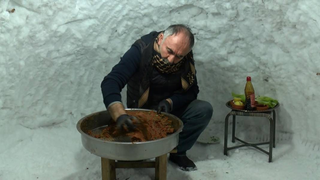Muş’ta kar çilesi eğlenceye dönüştü: Kardan ‘iglo kafe’de çiğ köfte keyfi! 3