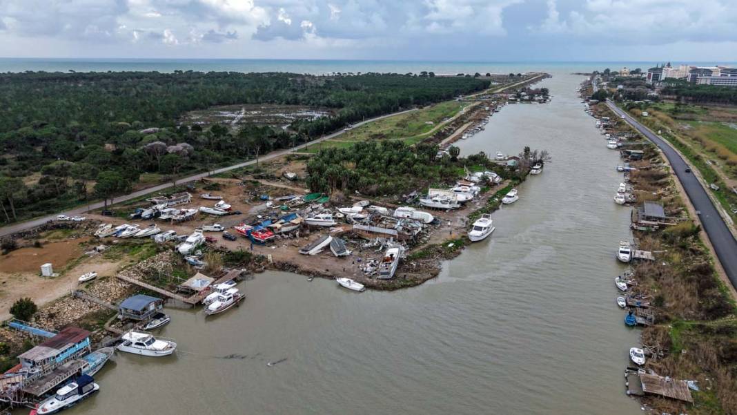 Şiddetli fırtına Antalya’yı vurdu: Tarım alanları ve tekneler ağır hasar aldı 1