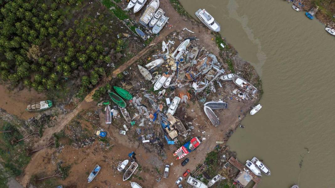 Şiddetli fırtına Antalya’yı vurdu: Tarım alanları ve tekneler ağır hasar aldı 2