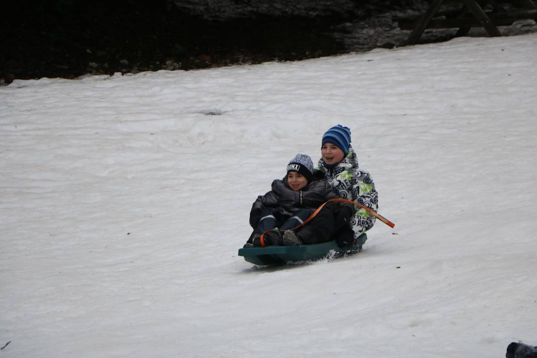 Abant’ta sömestir coşkusu: Donan göl manzarası eşliğinde kar keyfi! 5