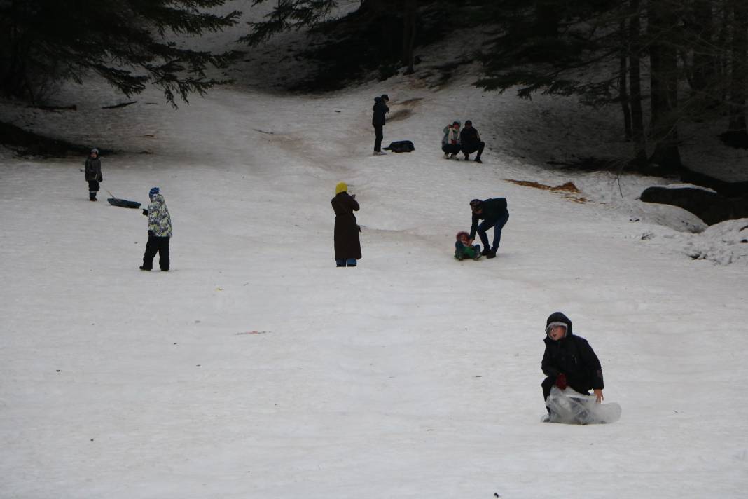 Abant’ta sömestir coşkusu: Donan göl manzarası eşliğinde kar keyfi! 4