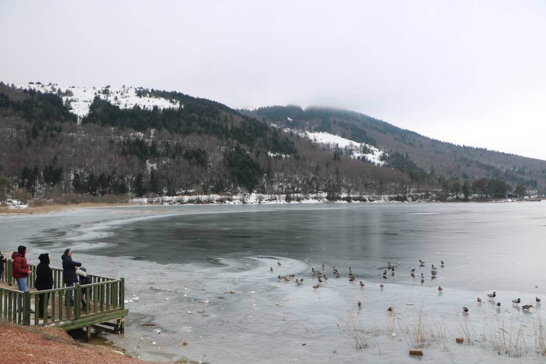 Abant’ta sömestir coşkusu: Donan göl manzarası eşliğinde kar keyfi! 1