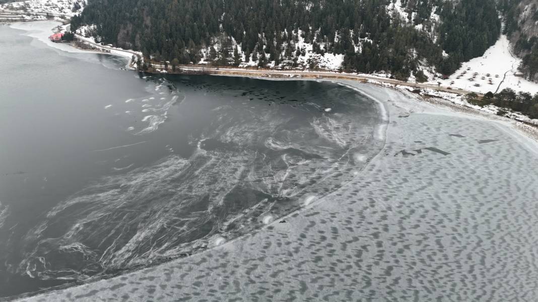 Abant’ta sömestir coşkusu: Donan göl manzarası eşliğinde kar keyfi! 6