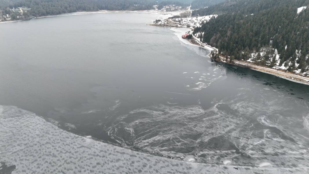 Abant’ta sömestir coşkusu: Donan göl manzarası eşliğinde kar keyfi! 3