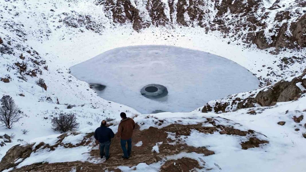 Anadolu’nun nazar boncuğu olarak anılıyor! Güneşin açısına göre renk değiştiriyor: Dondurucu soğuklar Kızılçan Gölü'nü dondurdu 4