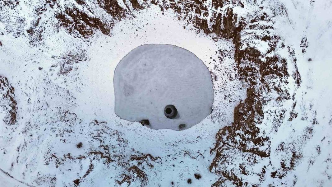 Anadolu’nun nazar boncuğu olarak anılıyor! Güneşin açısına göre renk değiştiriyor: Dondurucu soğuklar Kızılçan Gölü'nü dondurdu 1