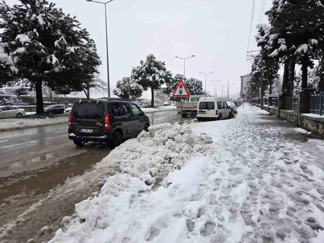 Balkanlar kapıyı sert çaldı, Samsun 'beyaz gelinliğini' giydi: Yarım metreyi aşan karda hayat durdu 6
