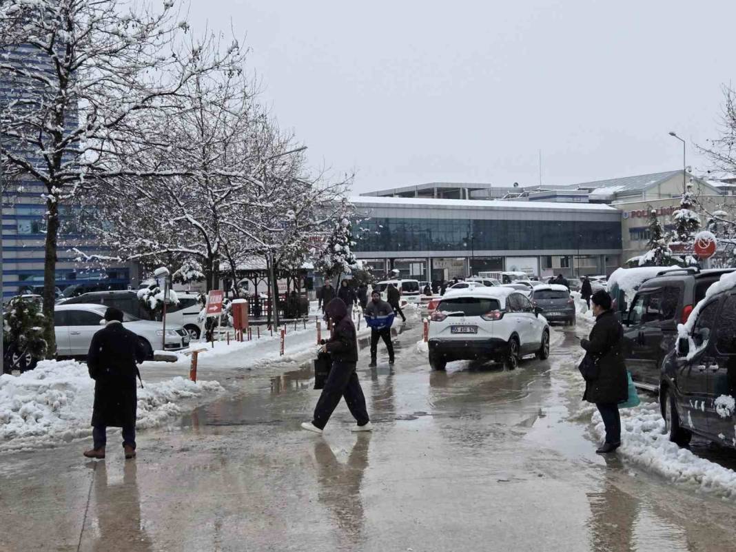 Balkanlar kapıyı sert çaldı, Samsun 'beyaz gelinliğini' giydi: Yarım metreyi aşan karda hayat durdu 5