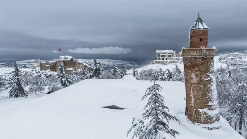 Pisa Kulesi'nden daha eğiri yapısıyla dikkat çekiyor! Su kıtlığı var diye harcı sütle hazırlanmış: İşte ülkemizin Süt Kalesi! 2