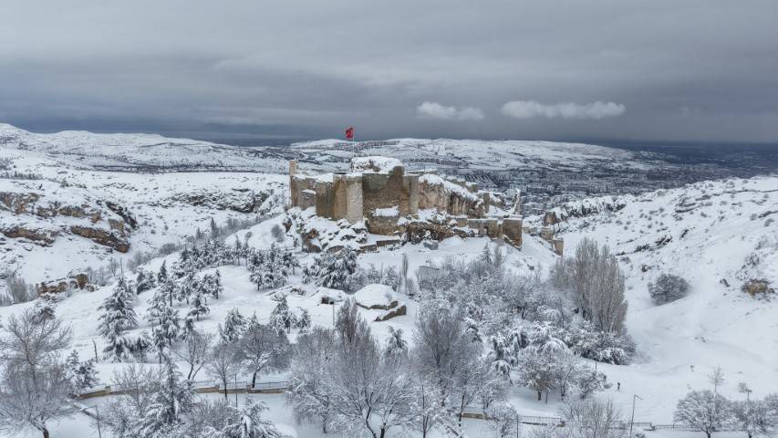 Pisa Kulesi'nden daha eğiri yapısıyla dikkat çekiyor! Su kıtlığı var diye harcı sütle hazırlanmış: İşte ülkemizin Süt Kalesi! 9