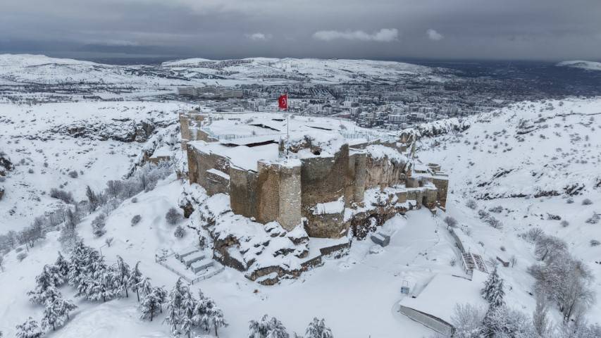 Pisa Kulesi'nden daha eğiri yapısıyla dikkat çekiyor! Su kıtlığı var diye harcı sütle hazırlanmış: İşte ülkemizin Süt Kalesi! 5