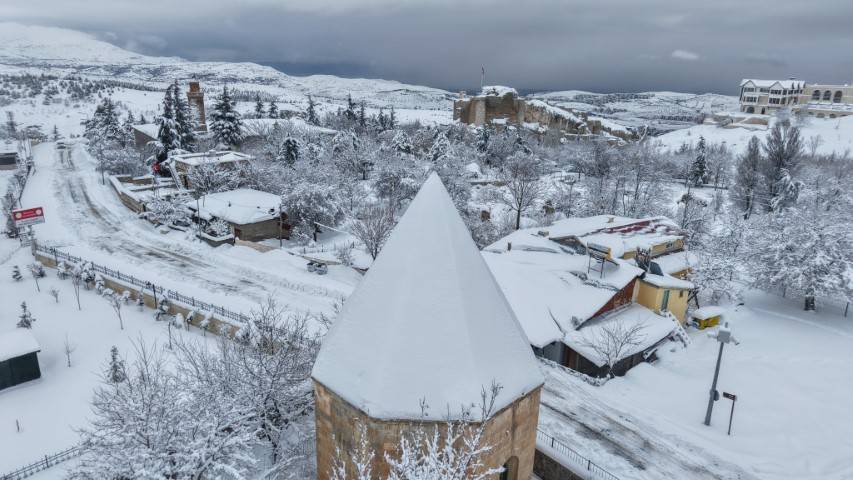 Pisa Kulesi'nden daha eğiri yapısıyla dikkat çekiyor! Su kıtlığı var diye harcı sütle hazırlanmış: İşte ülkemizin Süt Kalesi! 14