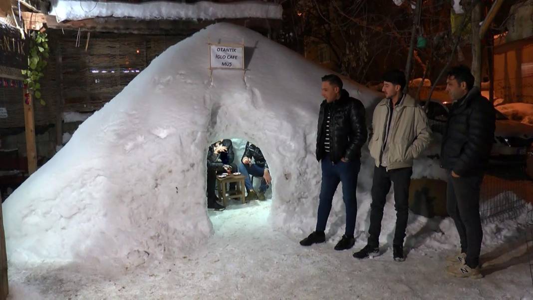 Muş’ta kar çilesi eğlenceye dönüştü: Kardan ‘iglo kafe’de çiğ köfte keyfi! 1
