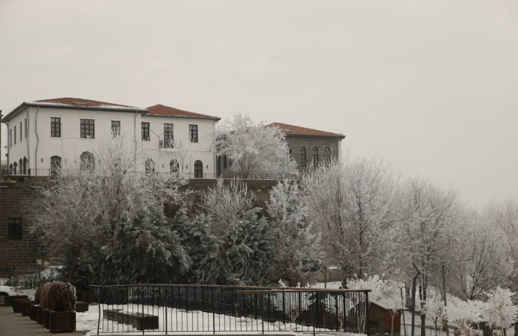 Diyarbakır’da dondurucu manzaralar: Kar sonrası şehir beyaza büründü 4