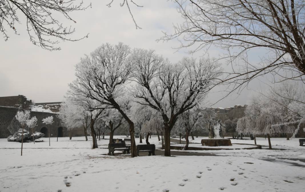 Diyarbakır’da dondurucu manzaralar: Kar sonrası şehir beyaza büründü 3