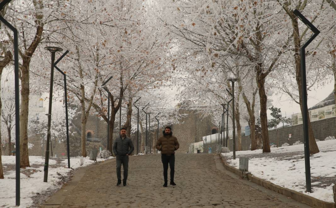 Diyarbakır’da dondurucu manzaralar: Kar sonrası şehir beyaza büründü 2