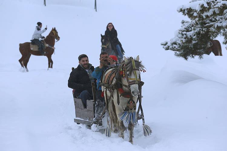 Aziziye Tabyaları’nda kar keyfi: Tarihi mekanda atlı gezinti 3