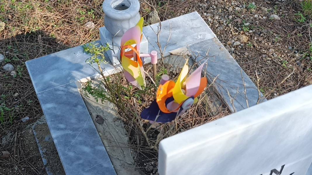 Antalya'da duygulandıran görüntüler: Bebek mezarları oyuncaklarla doldu taştı! 9