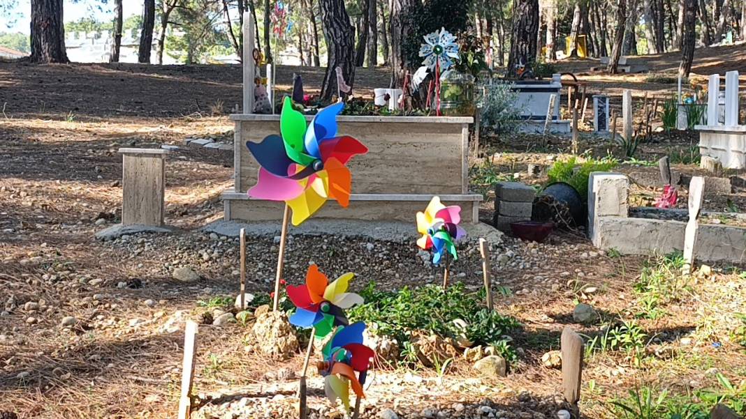 Antalya'da duygulandıran görüntüler: Bebek mezarları oyuncaklarla doldu taştı! 5