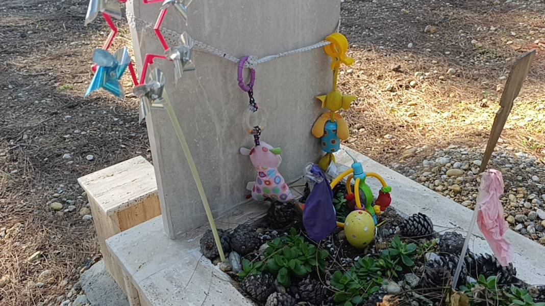 Antalya'da duygulandıran görüntüler: Bebek mezarları oyuncaklarla doldu taştı! 3