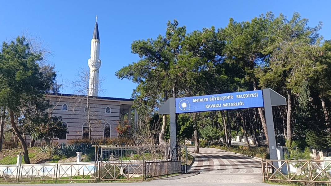 Antalya'da duygulandıran görüntüler: Bebek mezarları oyuncaklarla doldu taştı! 1