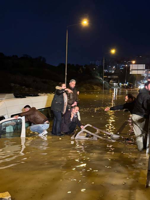Minibüste can pazarı: İçindeki 20 yolcuyla suya gömüldü 7